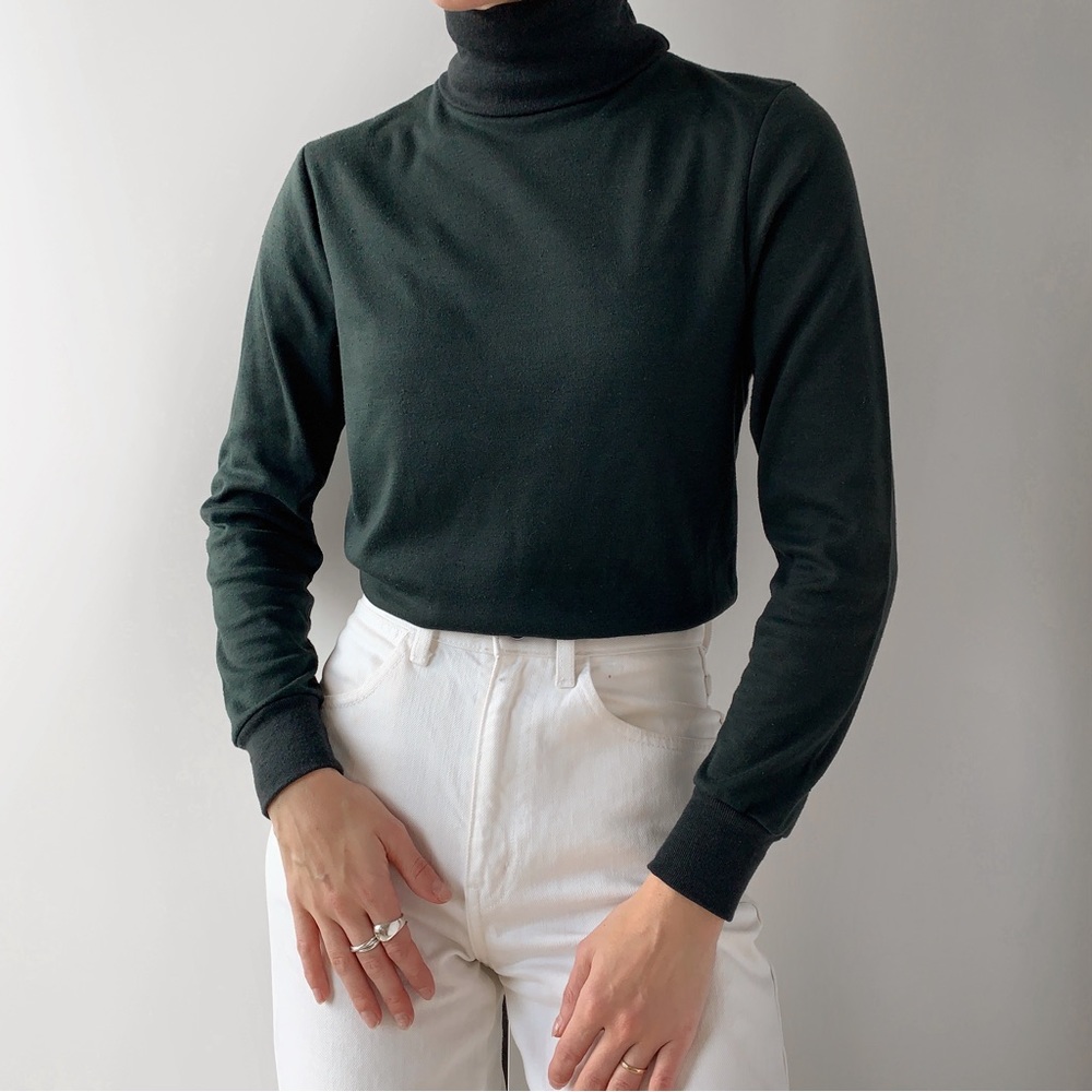 Vintage black lightweight turtleneck